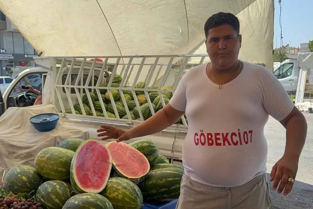 Karpuz satarken göbek atan genç sosyal medyada fenomen oldu!