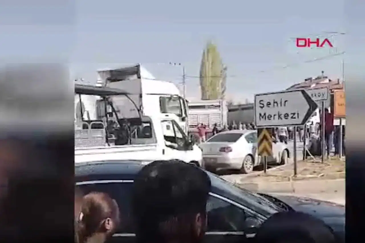Konya'da kaza sonrası yol kapatma eylemi! Mahalleliler yolu kapattı