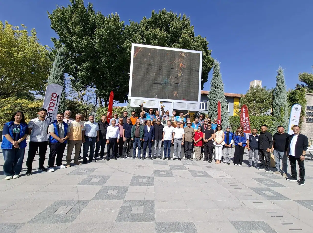 Karapınar'da Uluslararası Yelkenkanat Şampiyonası ödül töreni düzenlendi