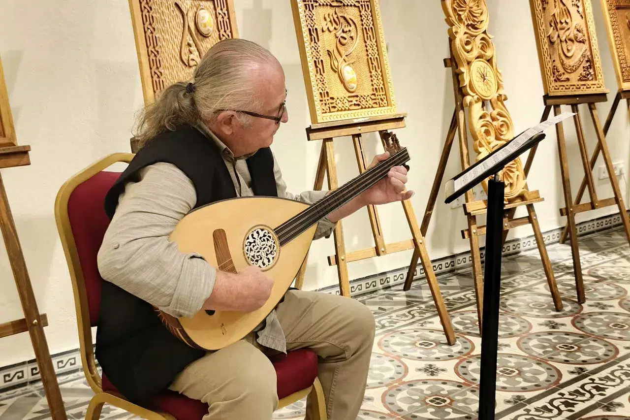 800 yıllık nağme Konya’da yankılandı: Akşehirli sanatçı Rıza Yaman ‘Lavta’ çaldı