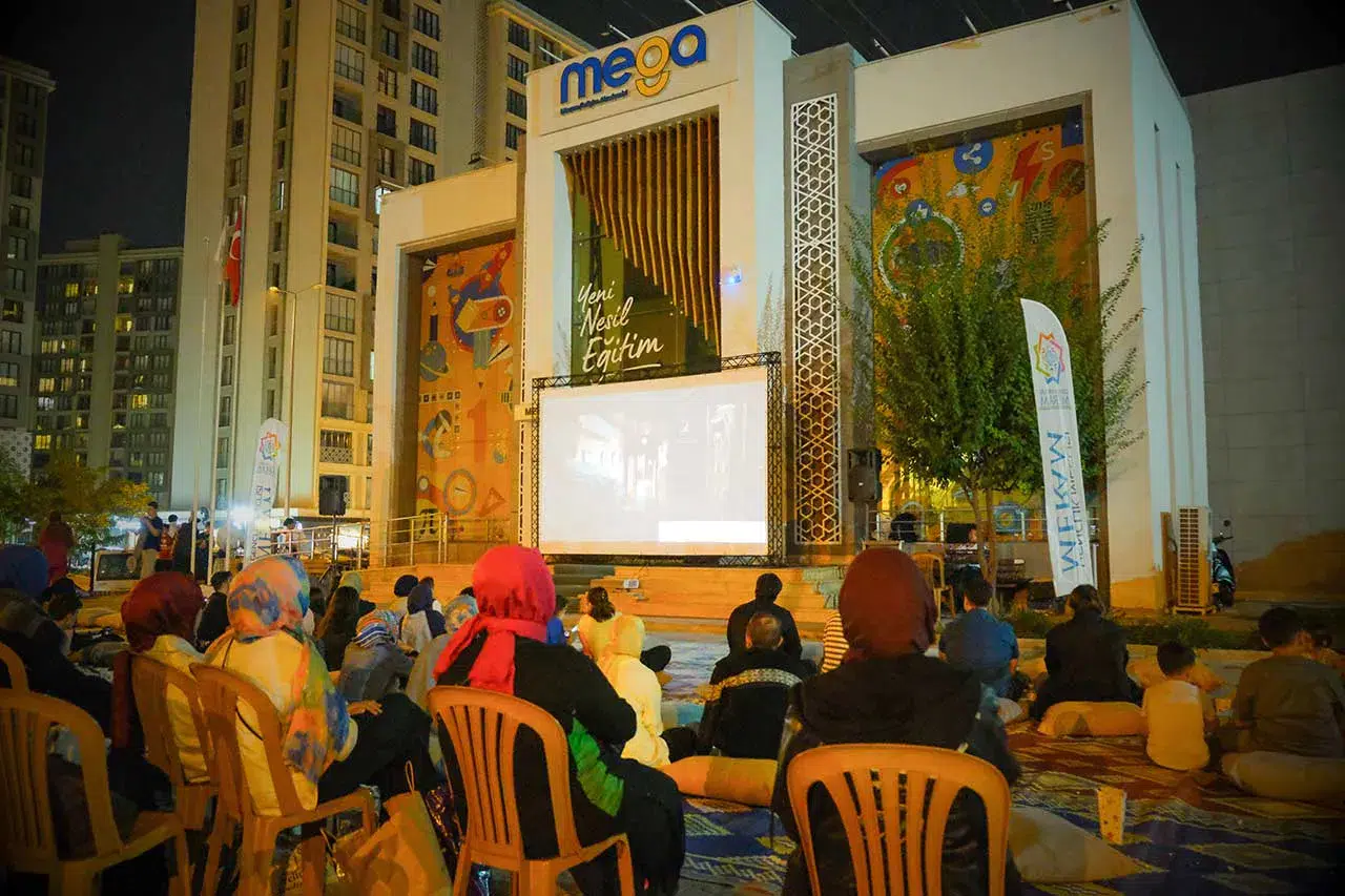 Meram'da gençler açık hava sinemasında bir araya geldi