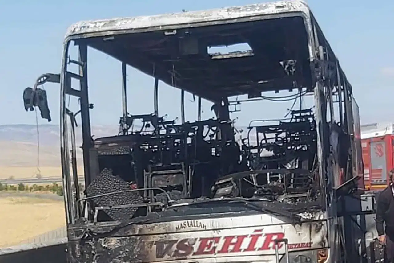 Faciadan dönüldü! Seyir halindeki yolcu otobüsü yandı