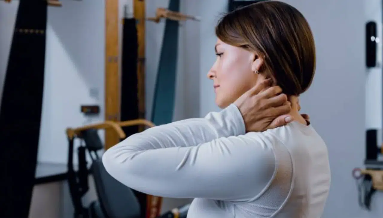 Gençlerde boyun fıtığı alarmı: Uzmanlar nedenini açıkladı