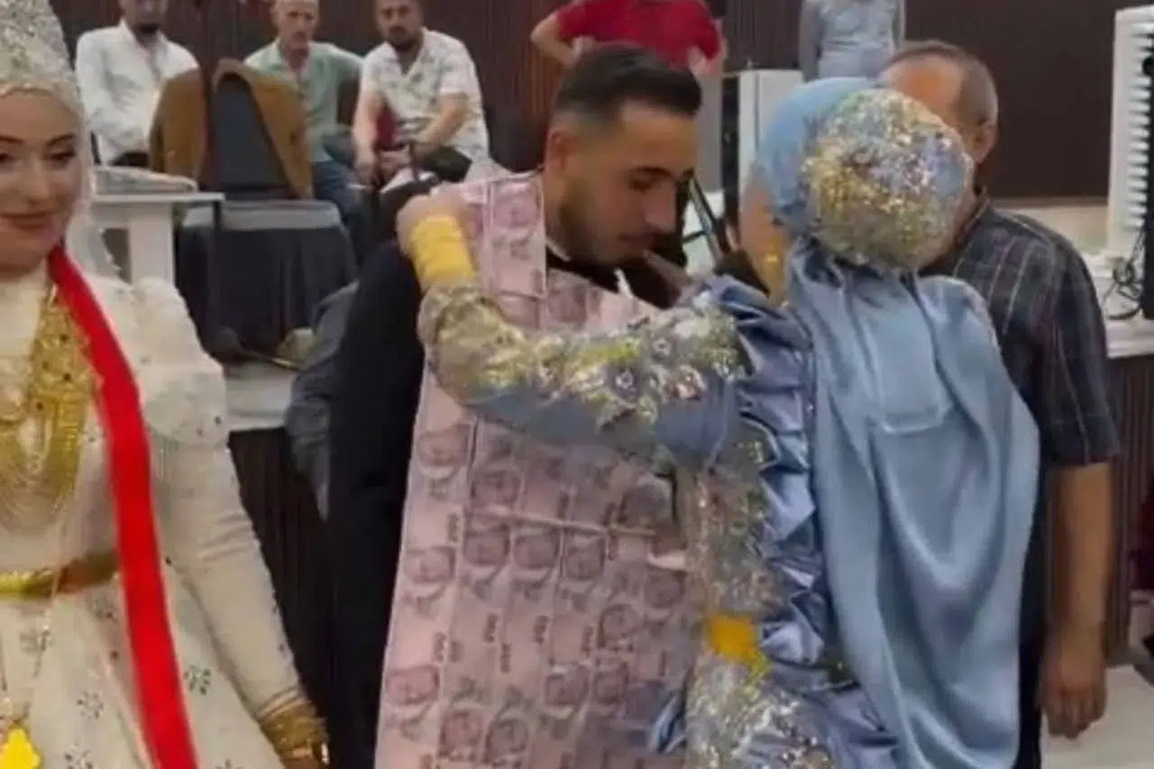 İlginç takı! Damada 200 liralık banknotlardan oluşan yelek giydirildi