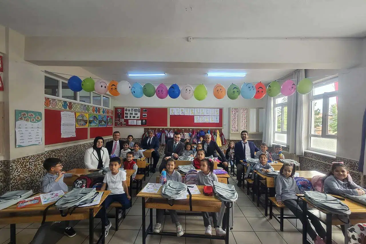 Konya Kadınhanı'nda öğrencilere hediye! Başkan sevince ortak oldu