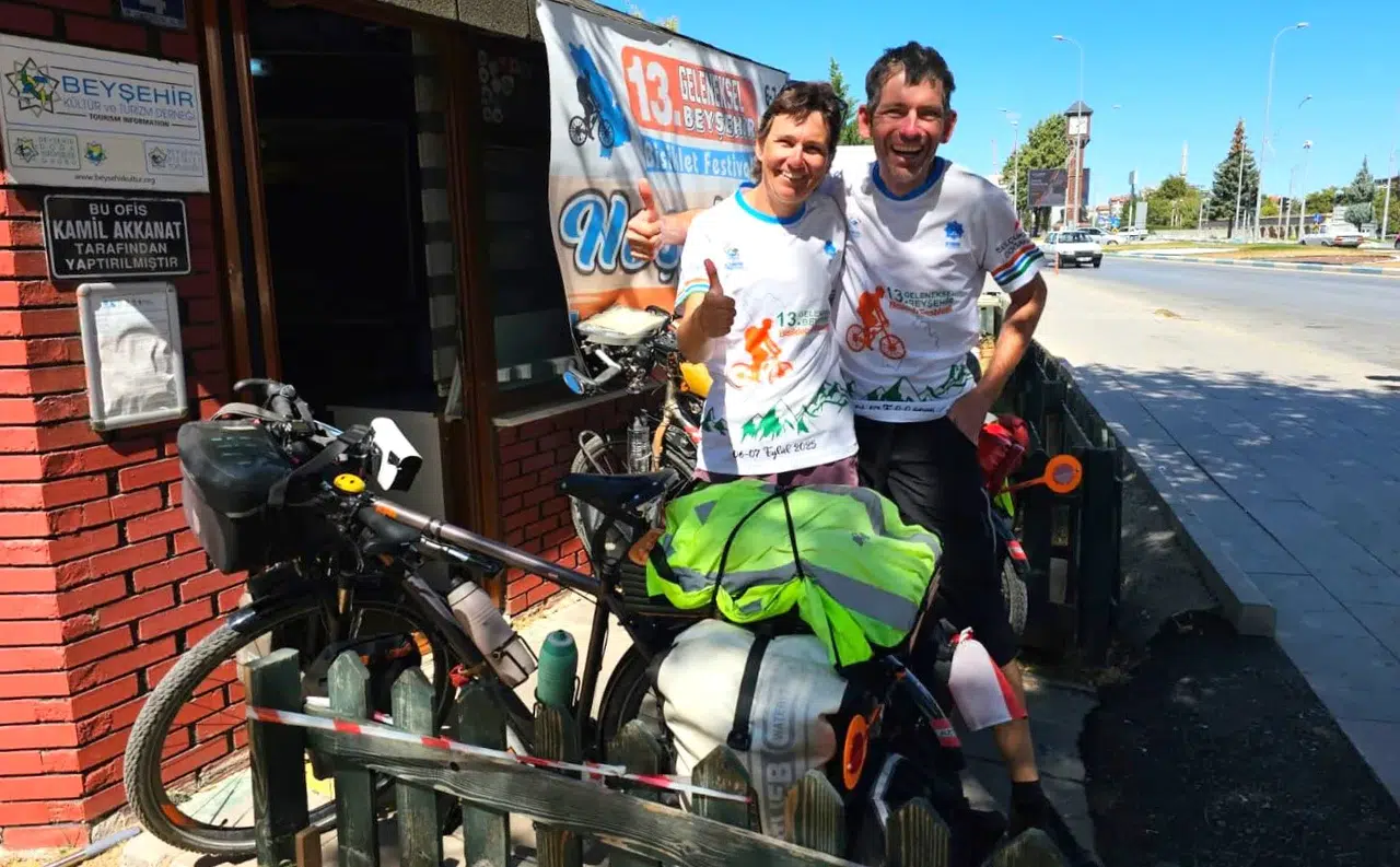 Bisiklet tutkunu çift Beyşehir'de mola verdi