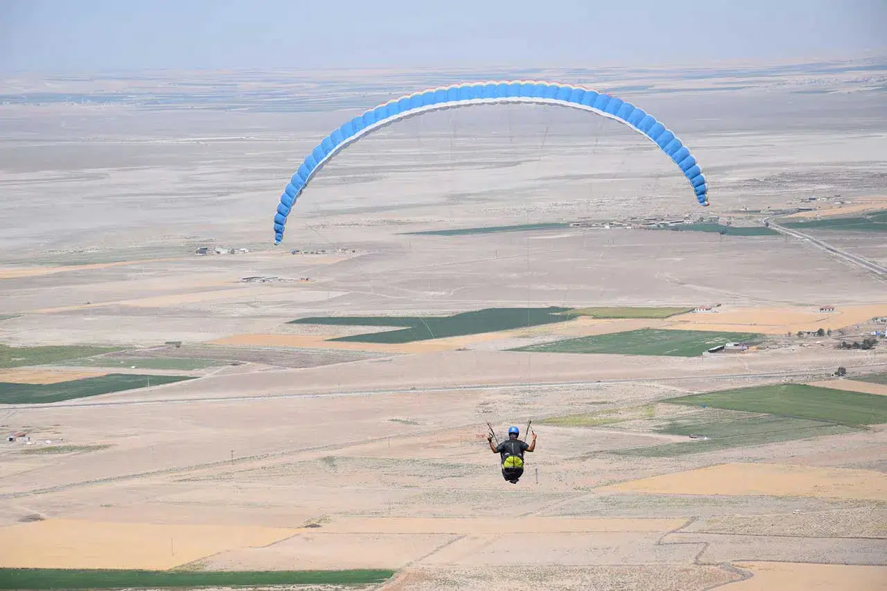 Karapınar’da Yamaç Paraşütü Mesafe Yarışmaları Devam Ediyor
