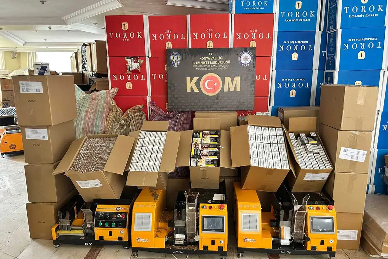 Polisten baskın! Konya'da okul karşısına kaçak sigara üretimhanesi kurmuşlar!