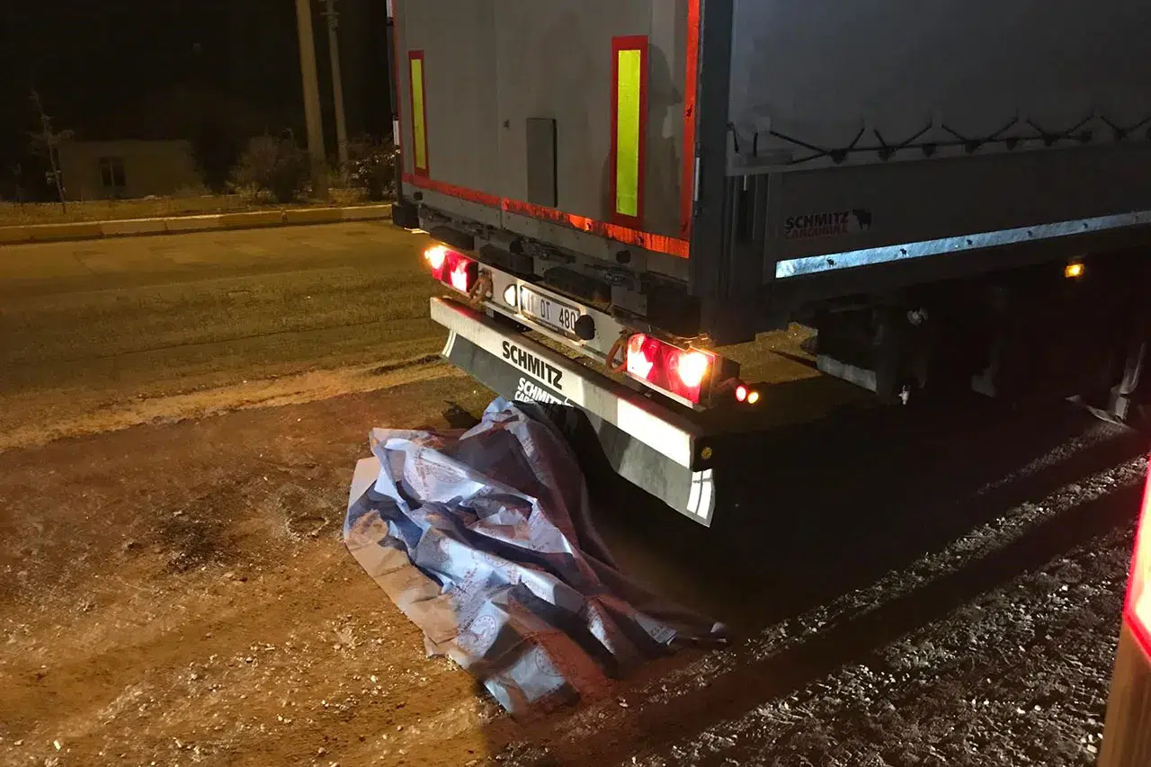 Konya'da feci kaza! Karşıdan karşıya geçmek isterken tır çarptı