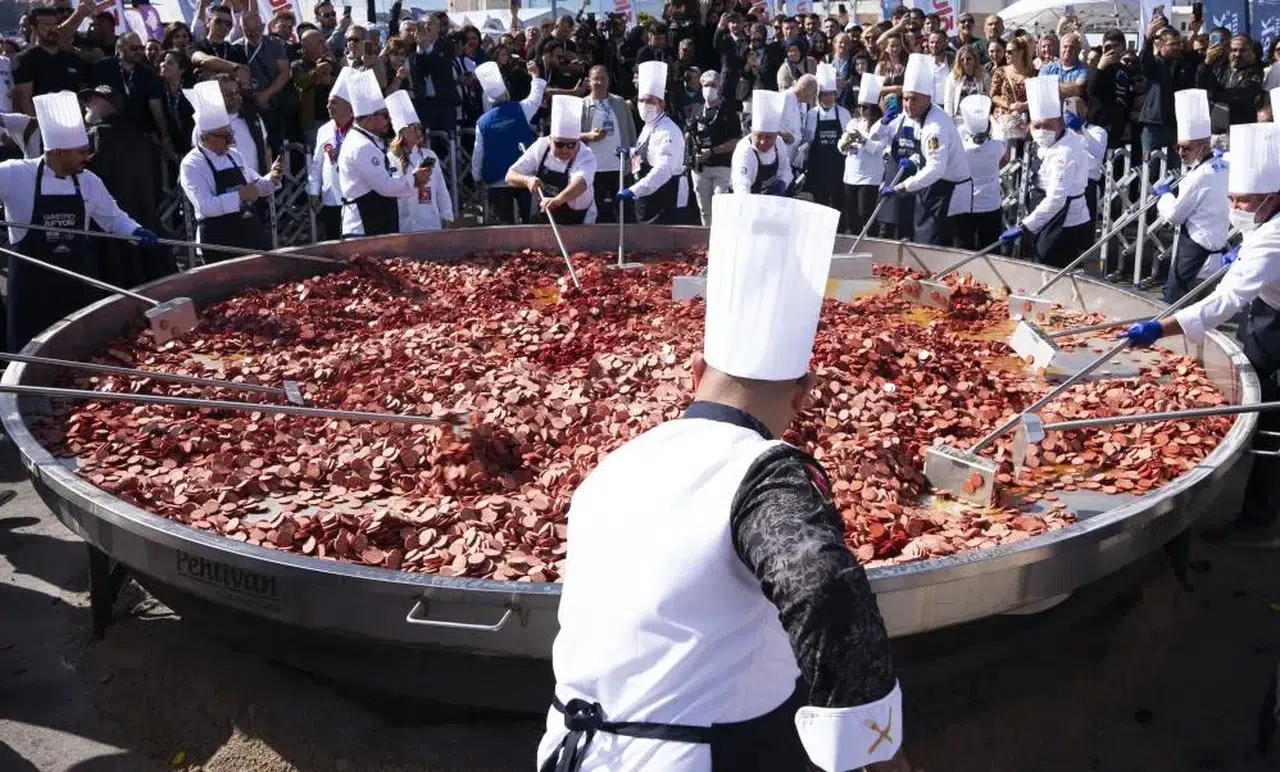 Afyon’da 1930 kilo sucuklu yumurta yapıldı! Rekorda Konya detayı dikkat çekti