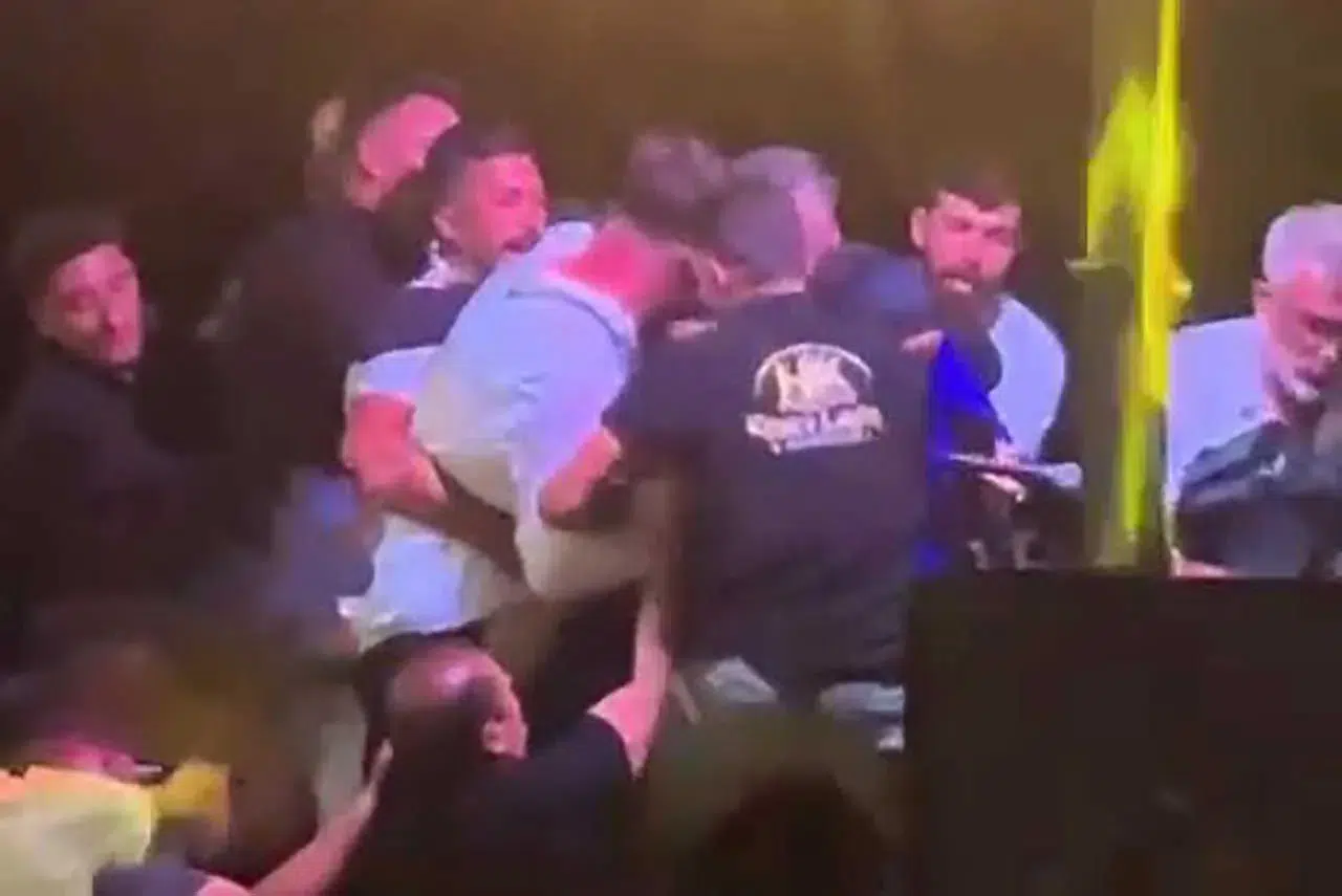 Düğünde korkutan anlar! Alkolü fazla kaçırdı, kadın soliste saldırdı