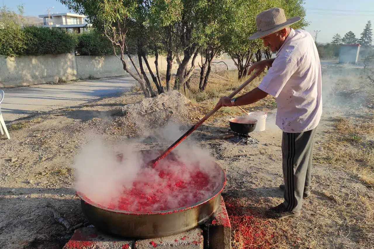 Kışa Hazırlık: Konya'da Salça Kaynatma Geleneği Sürdürülüyor