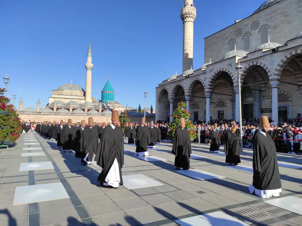 Konya Mevlana Meydanı’nda 99 semazen 99 neyzen büyüledi