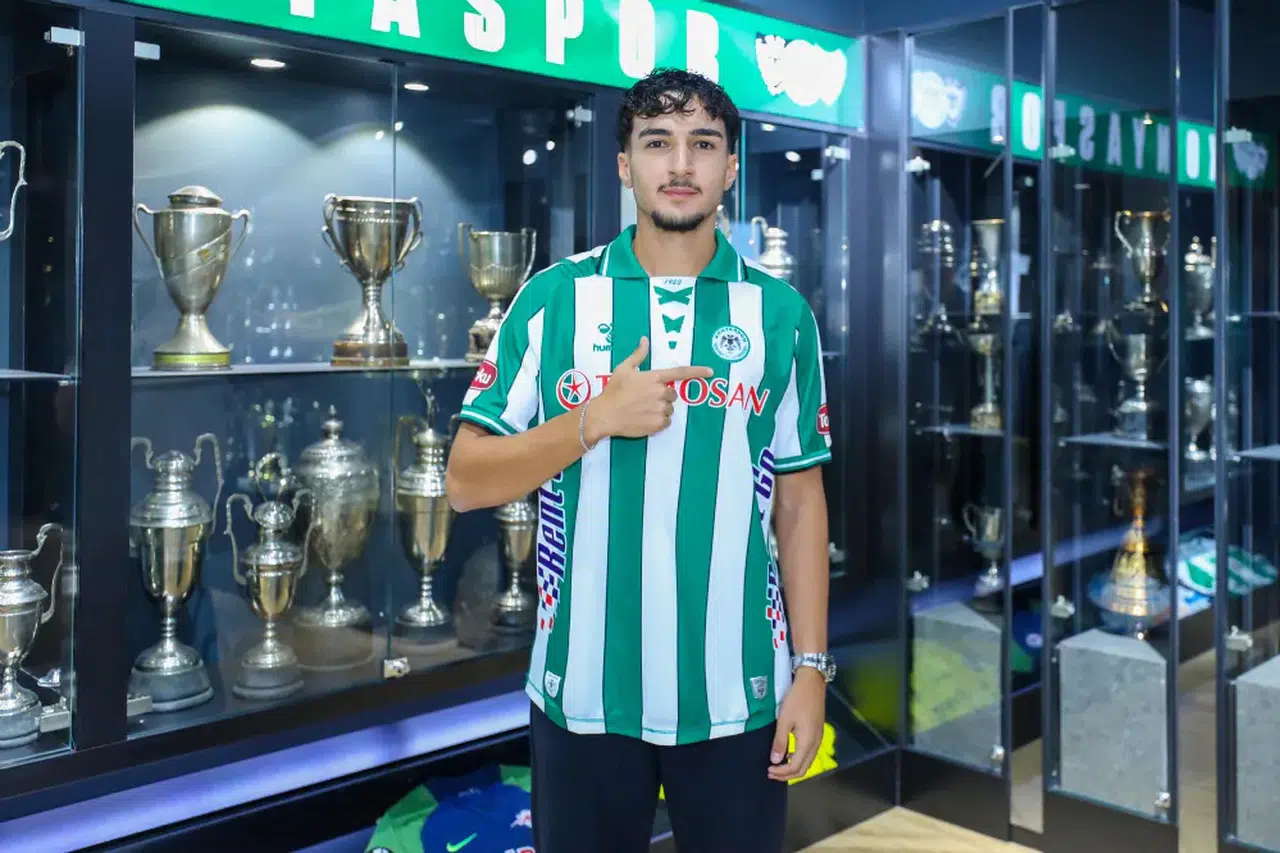 Konyaspor'da genç oyuncu için imza töreni