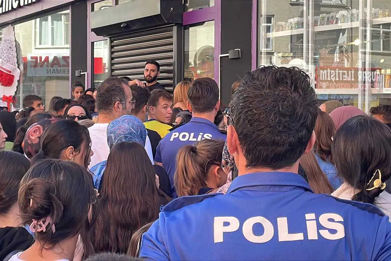 Mağaza açılışında izdiham: Polis zor anlar yaşadı!