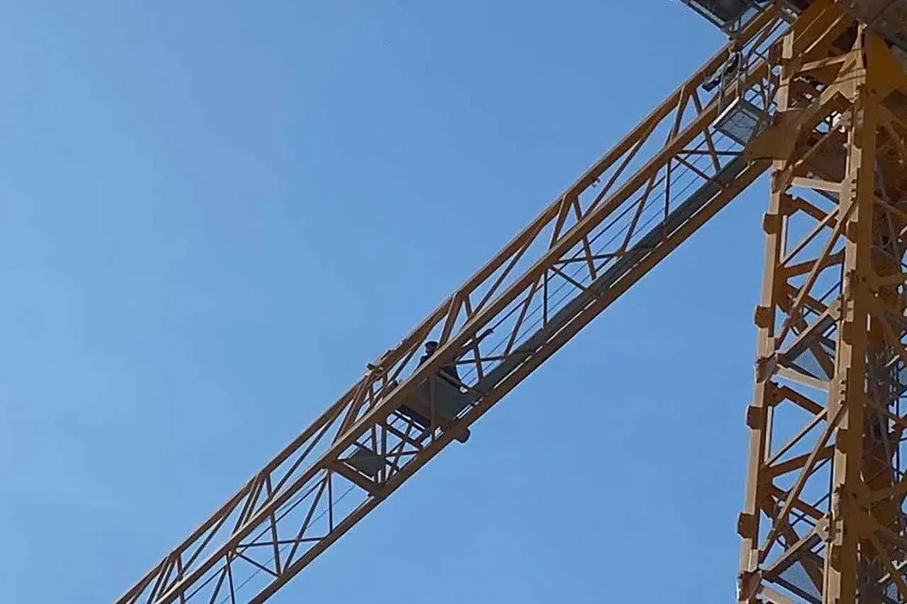 İntihar girişimi! Parasını alamadığını iddia eden işçi kule vince çıktı