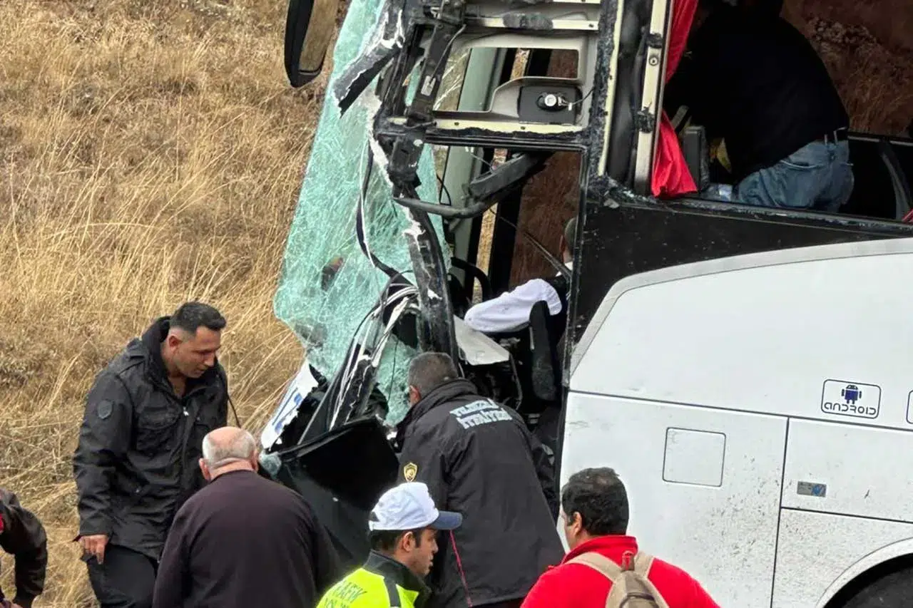 Sivas'ta otobüs kazası! 3'ü ağır 23 yaralı