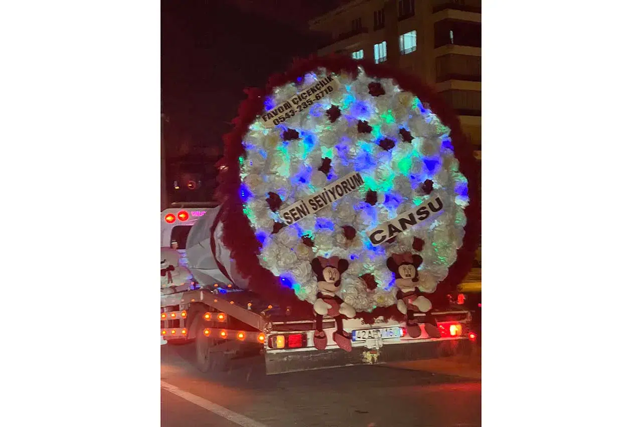 Yer: Konya! Çekici bu kez otomobil değil, çiçek buketi taşıdı