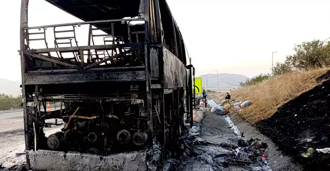 Yolcu otobüsü alev alev yandı! Yolcular tahliye edildi