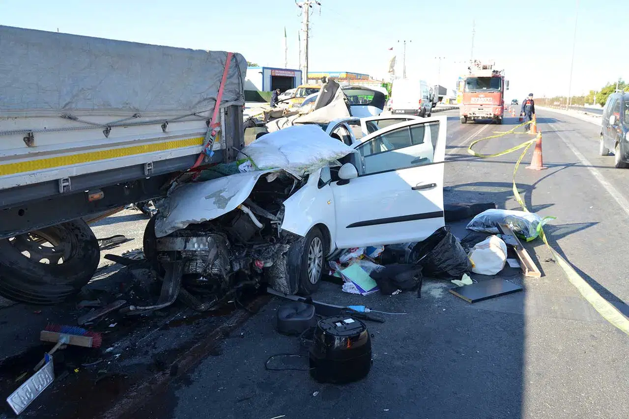 Konya yolunda feci kaza! Genç sürücü yaralandı, annesi hayatını kaybetti