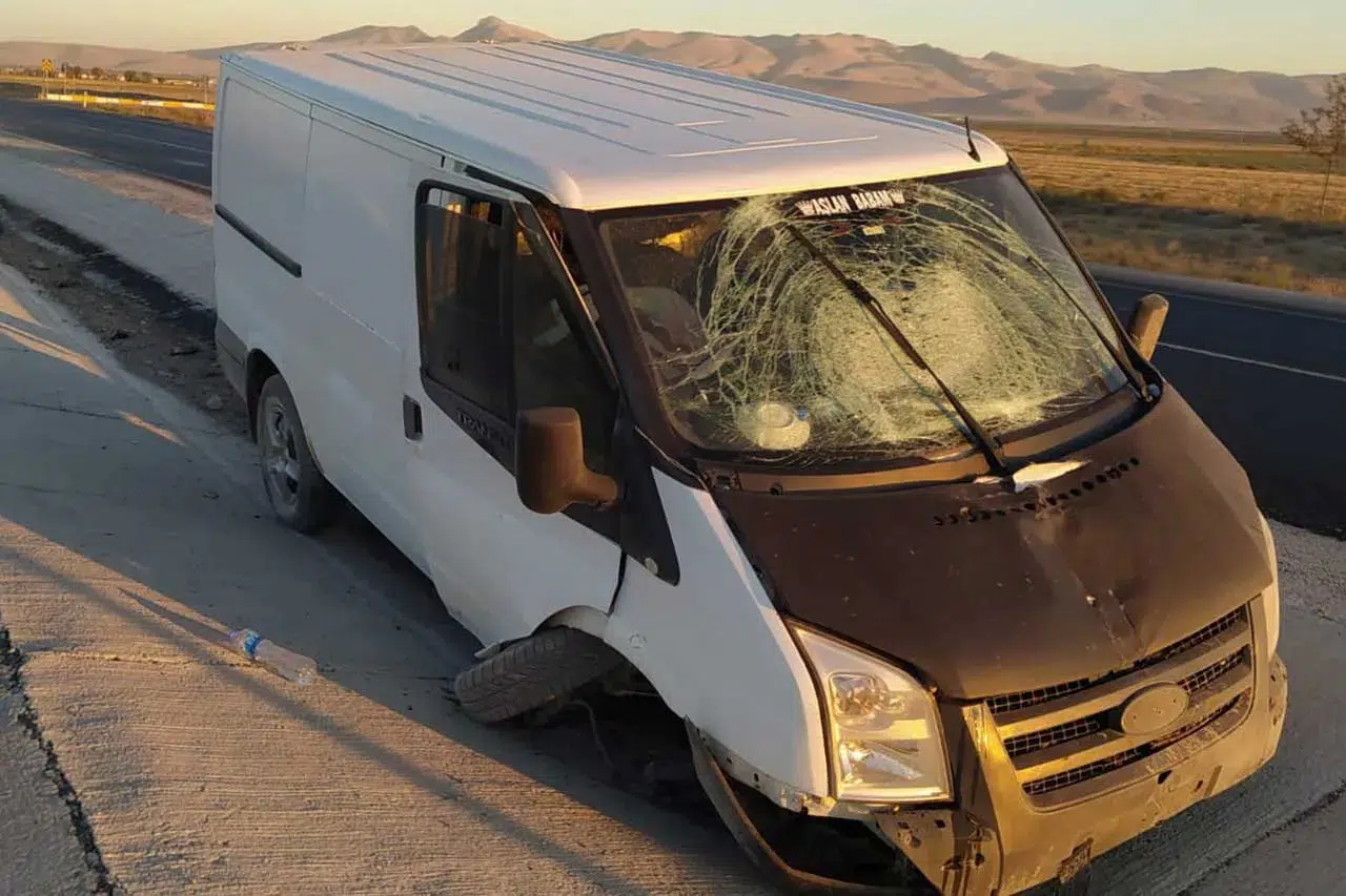 Konya'da kamyonet refüje çarptı! Yaralılar var