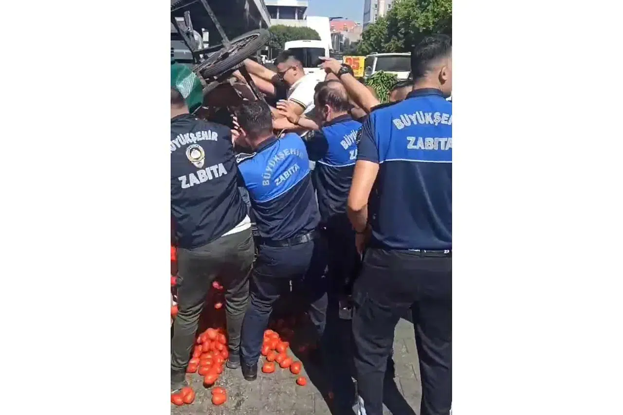 Zabıta Ekipleri Seyyar Satıcılara Müdahale Etti, Ürünler Ziyan Oldu