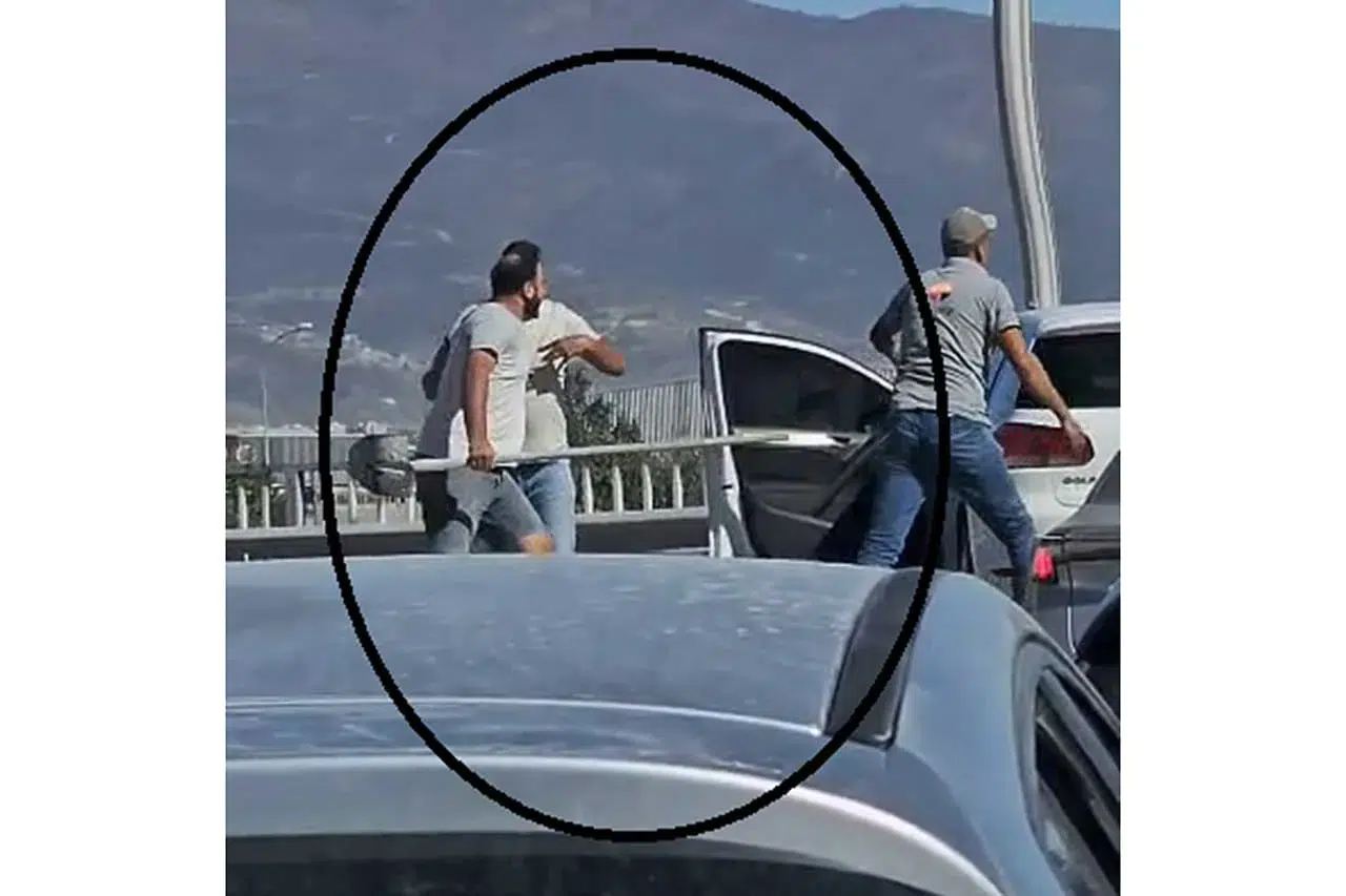 Kürekle saldırdı! Trafikte pes dedirten anlar