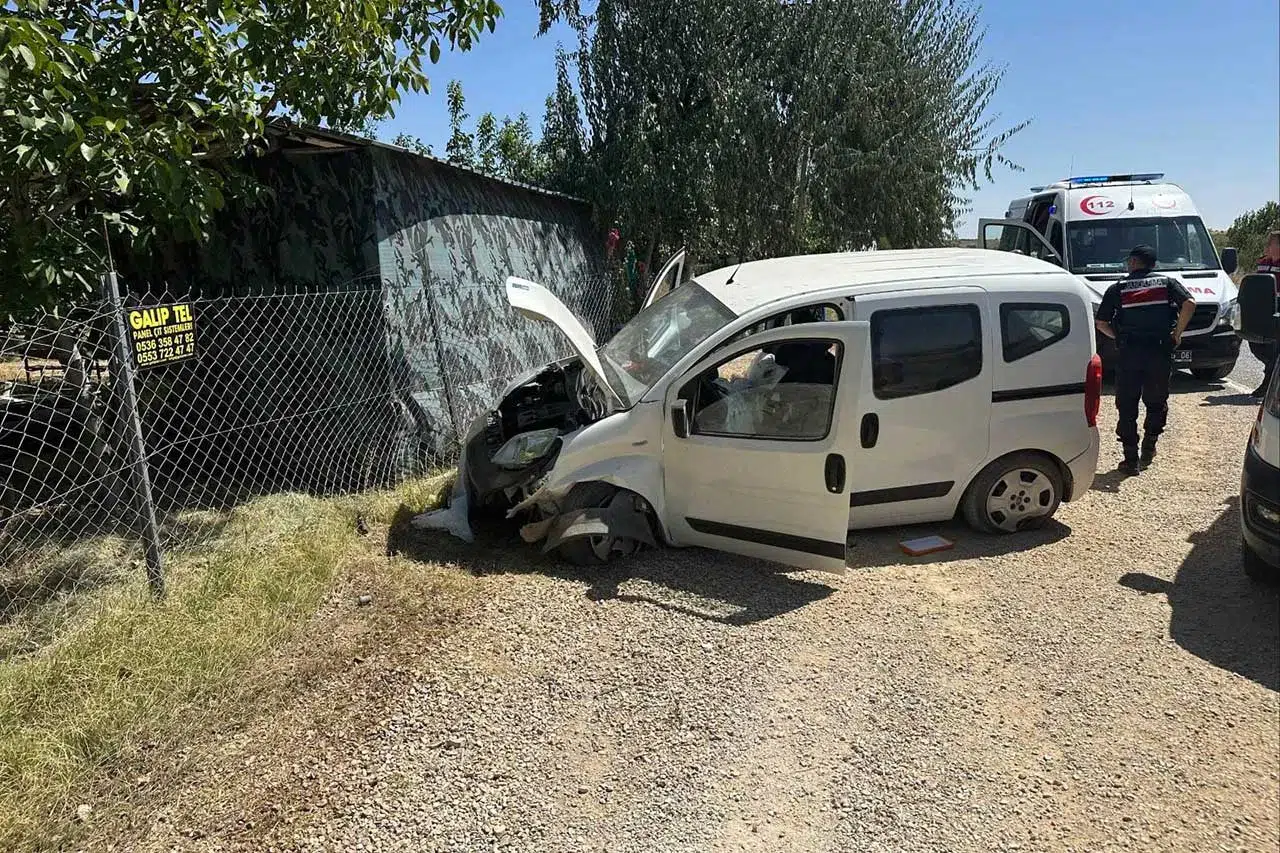 Konya'da kaza! Lastiği patlayan araç bariyerlere çarptı!