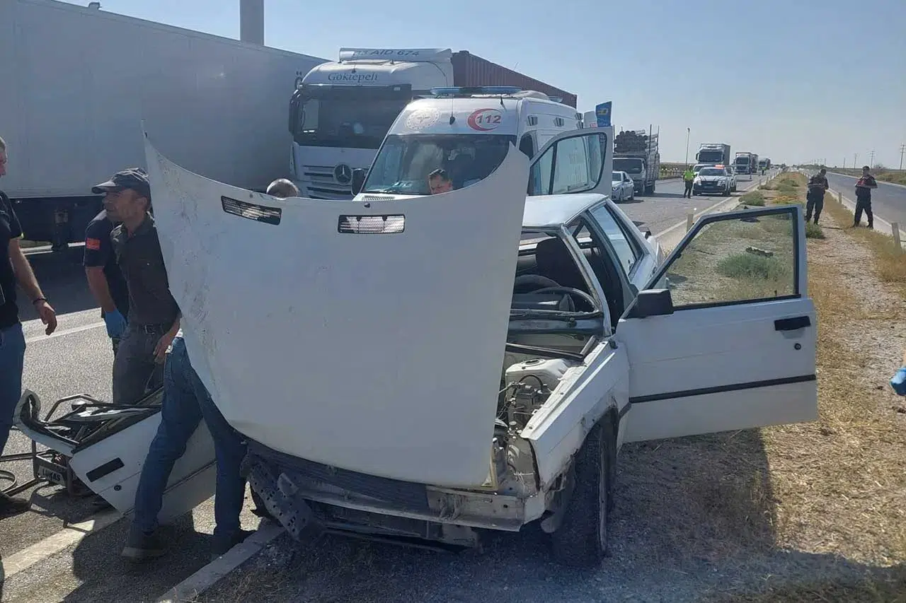 Konya'da Kaza! Otomobil Tıra Çarptı, 2 Yaralı