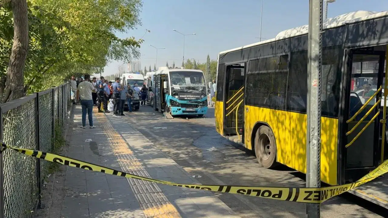 Minibüs, duraktaki otobüse çarptı: 15 yaralı