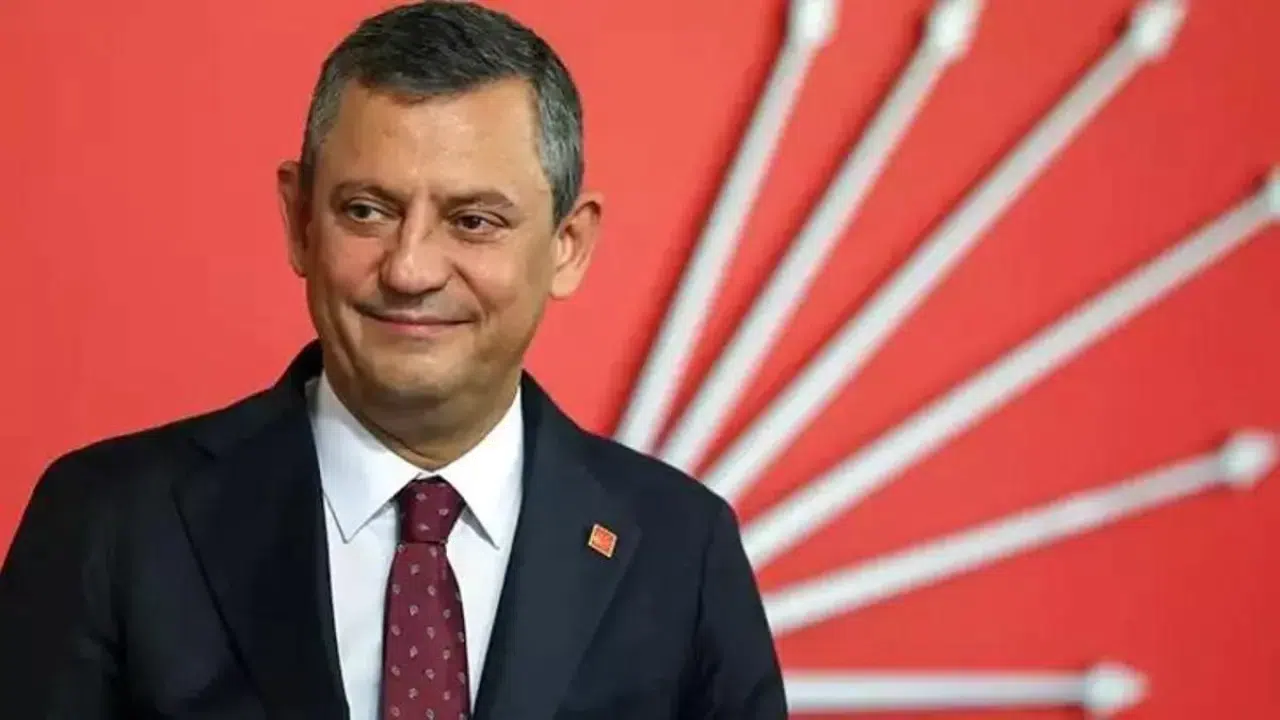 Özgür Özel yeniden CHP Genel Başkanı seçildi