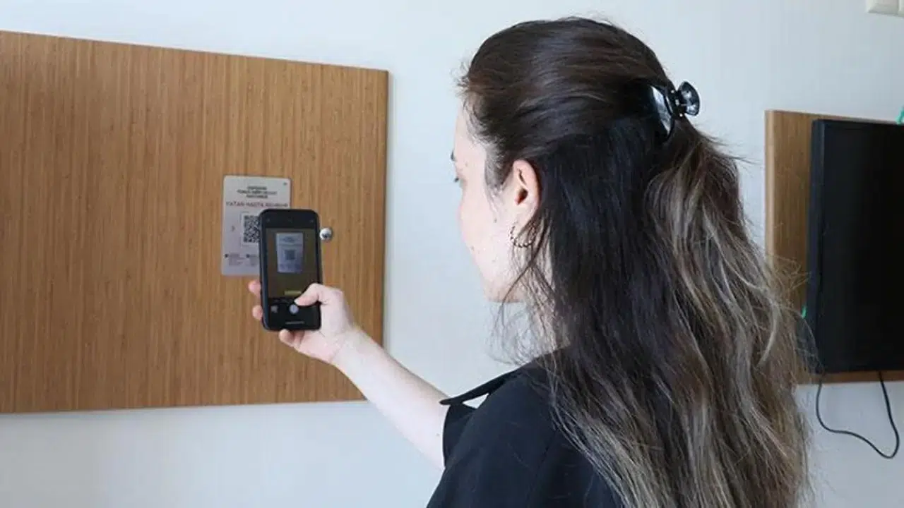 Yatan hastalara ‘karekodlu’ hastane rehberi