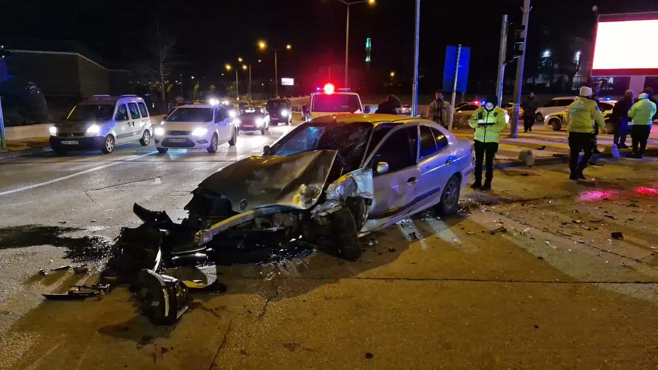 Karaman’da polisten kaçan araç kavşakta kaza yaptı: 3 yaralı