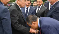 Konya Vekili, Devlet Bahçeli’nin elini öperek kutladı