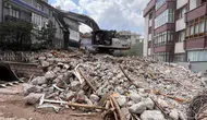 Konya'da kentsel dönüşüm kapsamında bir apartman daha yıkıldı