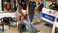Aksaray’da bıçaklanan şahıs ortalığı karıştırdı! Yol ortasında soyundu