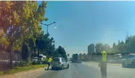 Konya’da arızalanan otomobile polislerden güvenli müdahale