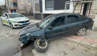 Karaman’da kontrolden çıkan otomobil levhaya çarptı