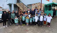 Konyalı Başkan mahallerde çocuklara Konyaspor forması dağıttı