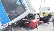 Öğrencileri taşıyan otobüs, otomobilin üzerine devrildi: 46 yaralı