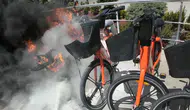 Konya’da alev alev yanan motosiklete kurye müdahale etti