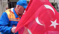 Skandal görüntüler! Türk bayraklarını çöpe attılar