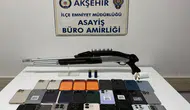 Konya'da polis baskını! Kaçak telefon ve uyuşturucu ele geçirildi