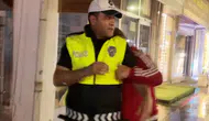 Aksaray’da kaza sonrası ilginç anlar: Polise sarılıp kamufle oldu