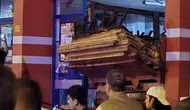 Son dakika! Konya’da freni boşalan kamyon markete girdi