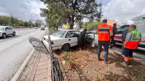 Konya-İstanbul karayolunda otomobil refüje girdi