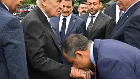 Konya Vekili, Devlet Bahçeli’nin elini öperek kutladı