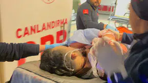 Aksaray’da tartışma kanlı bitti: Cam kırıkları genç adamı ağır yaraladı