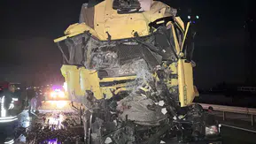 Konya'da kaza! Kamyon tırın dorsesine çarptı