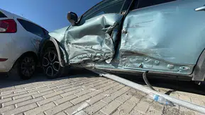 Karaman’da trafik kazası: Çarpışmanın şiddetiyle refüje çıktılar